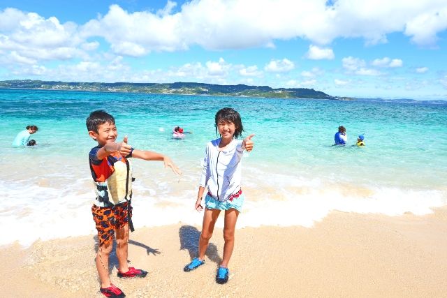 コマカ島で海遊びを楽しむ子供たち