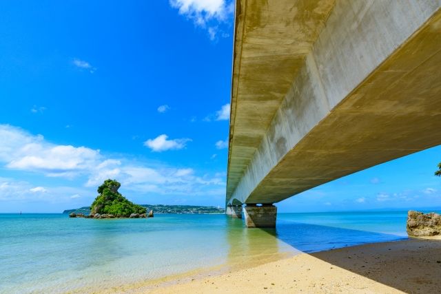 沖縄県の古宇利ビーチから見上げた古宇利大橋