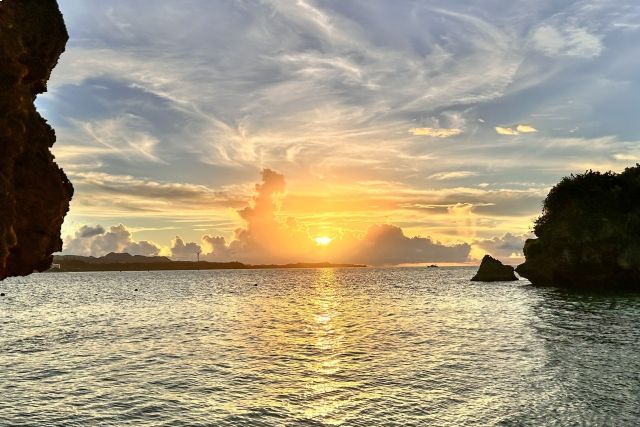 古宇利島のチグヌ浜にある洞窟から眺める夕焼け