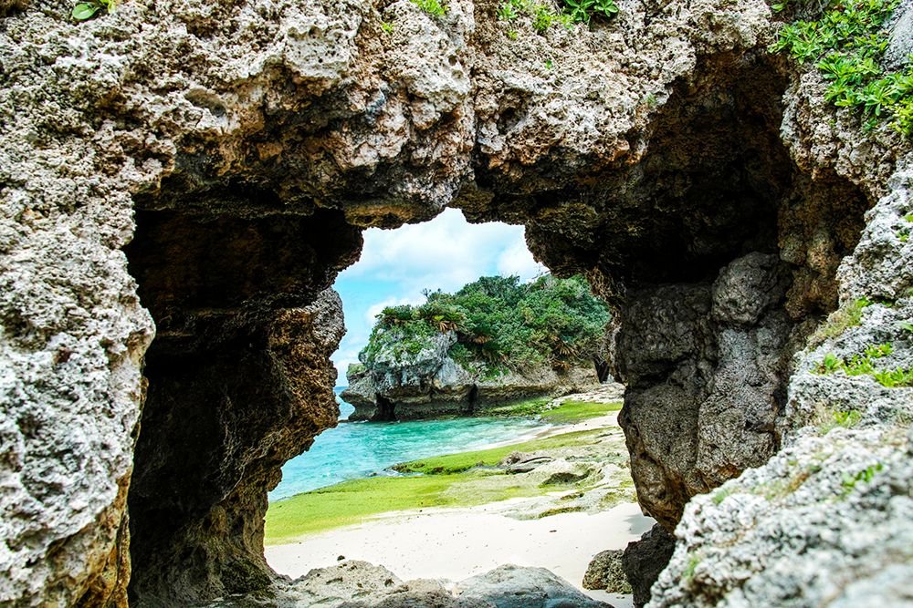 เกาะโคริ ชายหาดที่แนะนำและซ่อนเร้น แหล่งท่องเที่ยว การเดินทาง และกิจกรรมต่างๆ หาดชิกุนุ ถ้ำต้นกำเนิด ตำนาน "อาดัมและอีฟ" ฉบับโอกินาว่า ต้นกำเนิดของมนุษยชาติ