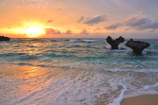 Kouri Island Teenu 海滩日落心形岩石