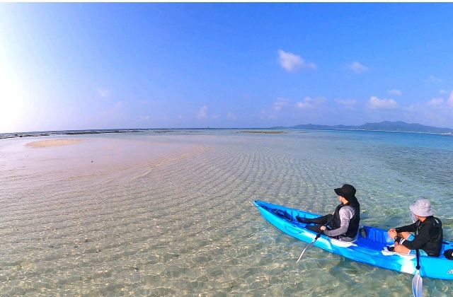 ผู้หญิงกำลังเพลิดเพลินกับทัวร์พายเรือแคนู Hatenohama ซึ่งสนับสนุนโดย "Aoshobin"