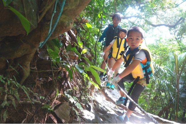 享受沖繩自然體驗的兒童與家庭 山原川健行之旅