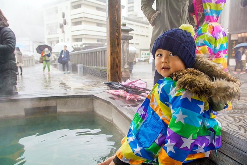 草津温泉　観光　子供　大人　楽しめるおすすめスポット　足湯につかる男の子