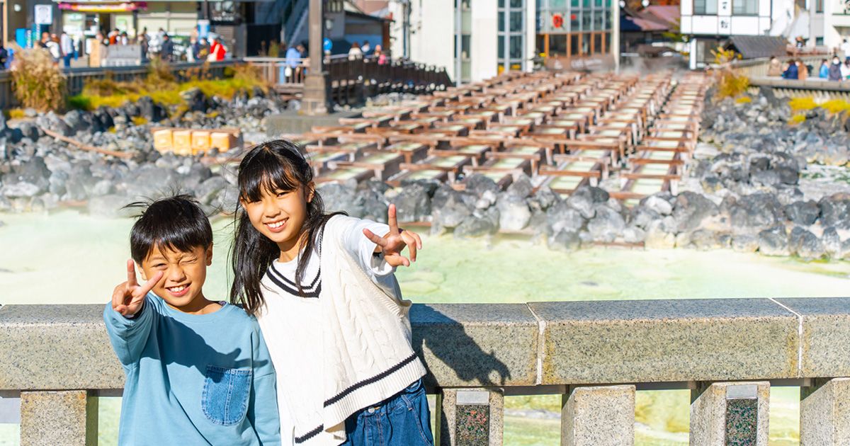 สถานที่ท่องเที่ยวคุซัตสึออนเซ็น สถานที่แนะนำและอาหารรสเลิศที่ทุกคนตั้งแต่เด็กไปจนถึงผู้ใหญ่สามารถเพลิดเพลินกับพี่น้องยิ้มต่อหน้ายูบาทาเกะ ภาพถ่ายที่ระลึกกับเด็กๆ