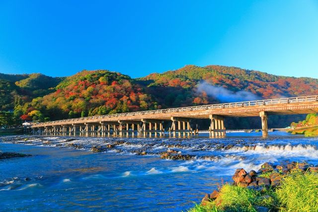初めてでも外せない嵐山の紅葉名所　渡月橋