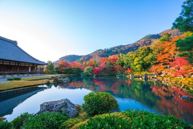 初めてでも外せない嵐山の紅葉名所　天龍寺の曹源池庭園