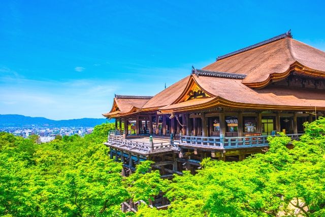 京都　清水寺　青空と新緑