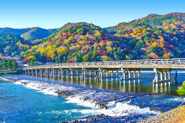 京都　絶景スポット　秋の嵐山　渡月橋　紅葉