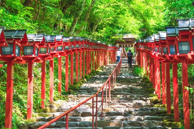 京都　絶景スポット　貴船神社　観光するカップル