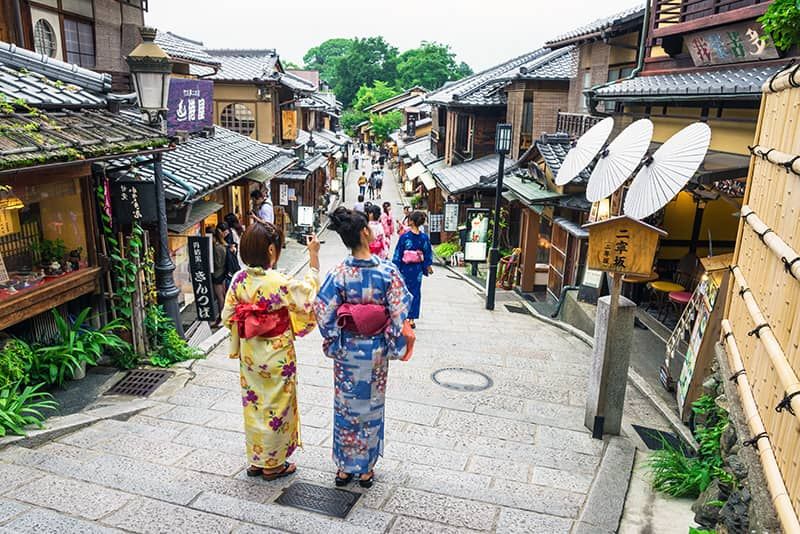 Kyoto Ninenzaka ผู้หญิงในชุดยูกาตะเดินเล่นไปตาม Ninenzaka สถานที่ยอดนิยมสำหรับทริปของสาวๆ