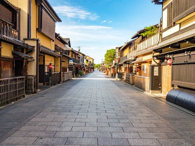 京都　祇園四条駅　おすすめ観光スポット　八坂神社参道　花見小路通　祇園商店街　古い町並み　舞妓さん