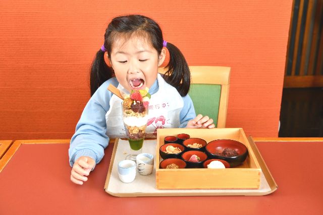 Children enjoying making matcha parfaits at Yatsuhashian and Shishu Yakata in Kyoto