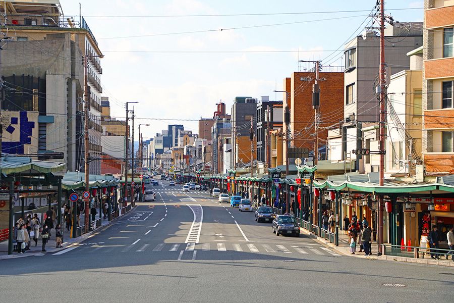 สถานีเกียวโต กิออน-ชิโจ แหล่งท่องเที่ยวแนะนำ ศาลเจ้ายาซากะ ทางเข้าย่านช้อปปิ้งกิออน ถนนสายหลักเรียงรายไปด้วยร้านค้าต่างๆ ที่จำหน่ายเครื่องประดับของเกียวโต อาหารกูร์เมต์ และขนมหวาน