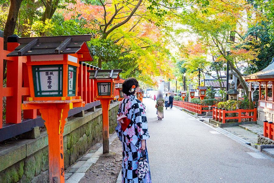京都　祇園四条駅　おすすめ観光スポット　八坂神社　参道　万灯篭　着物の女性　散策