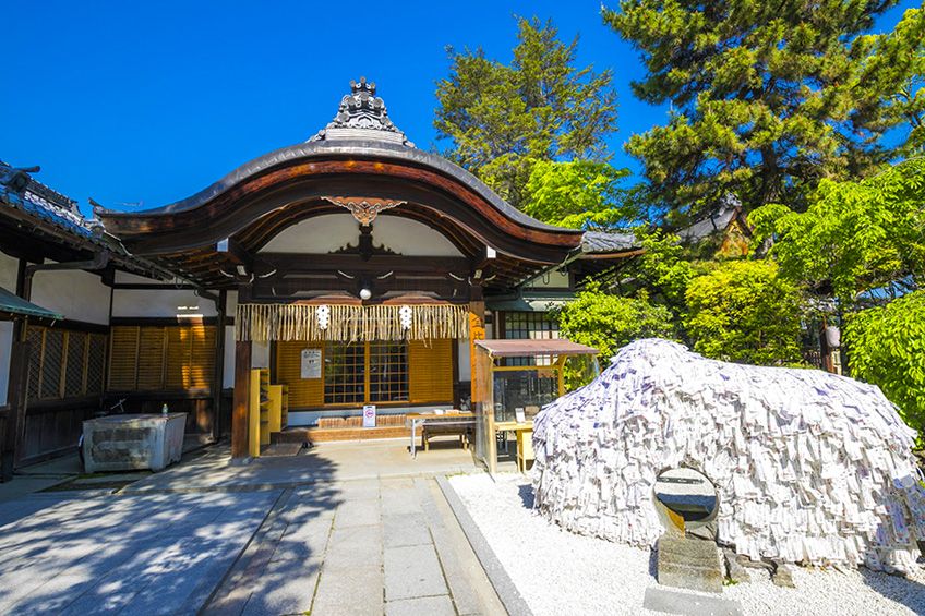 สถานีเกียวโต กิออน-ชิโจ สถานที่ท่องเที่ยวแนะนำ ศาลเจ้ายาซุยคอนปิรากุ ศาลเจ้าเก่า สมัยอาสุกะ ฟูจิวาระ โนะ คามาทาริ จักรพรรดิซูโตกุ จักรพรรดิโกชิรากาวะ เอ็นคิริ เอ็นมุสุบิ ความปลอดภัยทางทะเล ความปลอดภัยในการจราจร อนุสาวรีย์เอ็นคิริ เอ็นมุซูบิ หินยักษ์ คาทาชิโระ