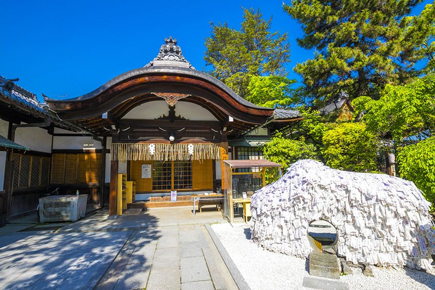 京都　祇園四条駅　おすすめ観光スポット　安井金比羅宮　古社　飛鳥時代　藤原鎌足　崇徳天皇　後白河天皇　縁切り　縁結び　海上安全　交通安全　縁切り縁結び碑　巨石　形代