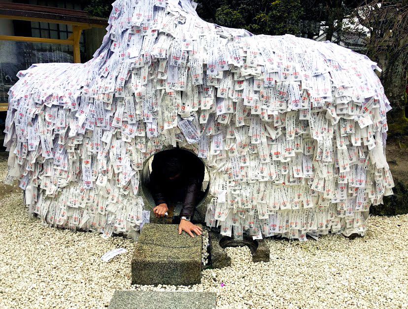 = 京都祗园四条站 推荐观光景点 安井金比罗神社 古神社 延切结婚 海上安全 交通安全 路过延切结婚纪念碑的人们 巨石片代