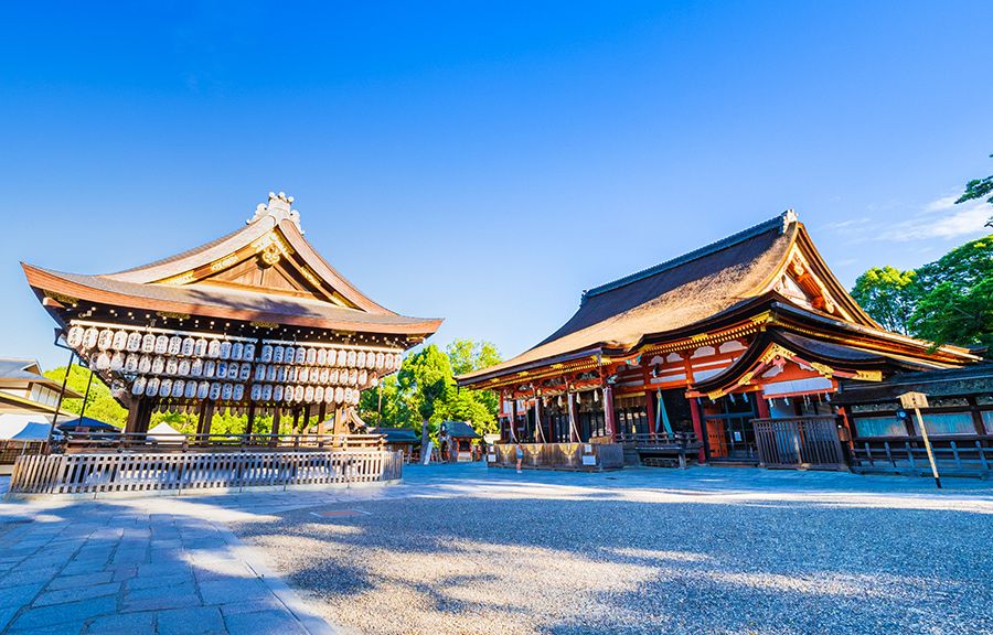 京都　祇園四条駅　おすすめ観光スポット　八坂神社　本殿　舞殿　祇園社の総本山　日本3大祭り　祇園祭の神社　厄払い・疫病退散