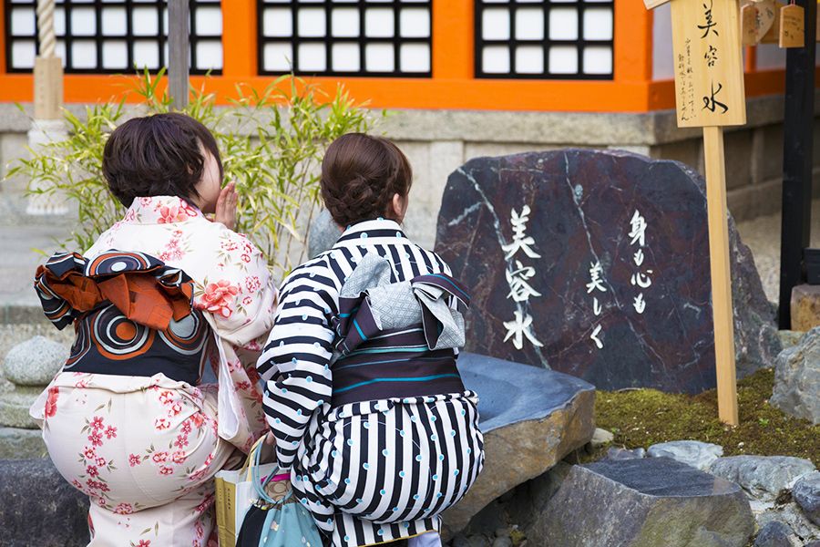 Kyoto Gion-Shijo Station Recommended sightseeing spots Yasaka Shrine Bigozen Shrine The three beautiful goddesses, the three goddesses of Munakata Beauty water Divine water Women worshiping in kimono Apply 2 or 3 drops on the face Beautifully polishes body and soul