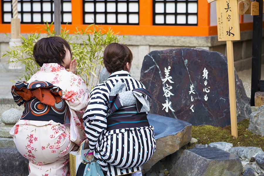 京都　祇園四条駅　おすすめ観光スポット　八坂神社　美御前社　三柱の美しい女神・宗像三女神　美容水　神水　着物で参拝する女性たち　顔に2、3滴つける　身も心も美しく磨かれる