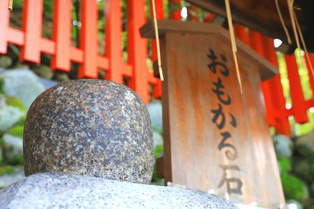 京都　伏見稲荷大社　「おもかる石」