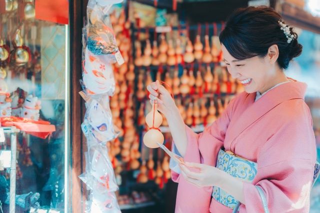 京都旅行を楽しむ女性　お土産　観光