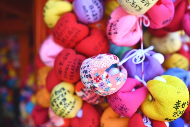 京都　観光スポット　インスタ映えスポット　八坂庚申堂　カラフルなくくり猿