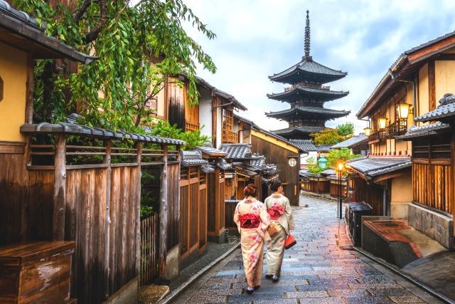 京都観光を楽しむ女性二人組　東山