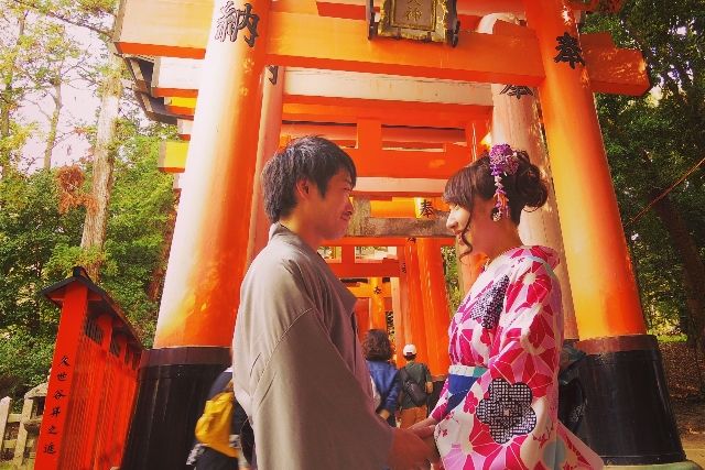 A couple in kimonos gazing at each other at Fushimi Shrine