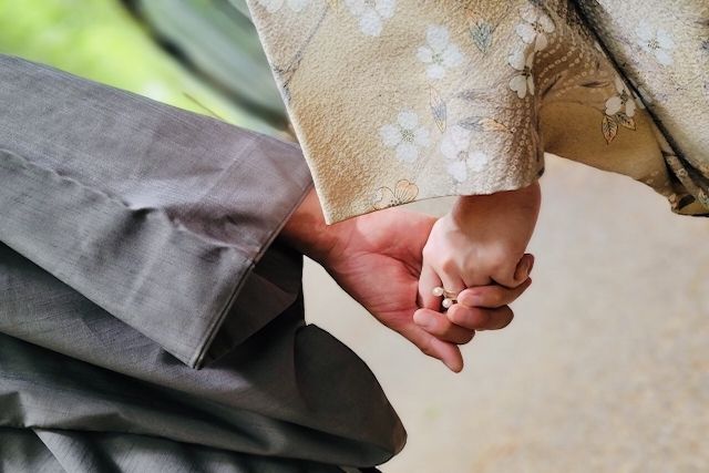 A couple wearing kimonos holding hands