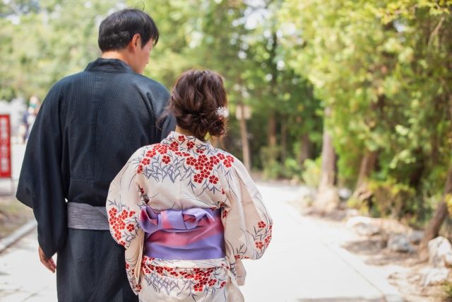 A couple wearing yukata at a shrine in Kyoto