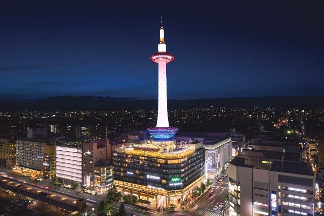 京都　ニデック京都タワー　夜のライトアップ