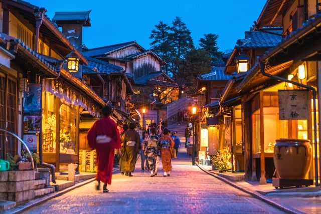 Kyoto Ninenzaka (Ninenzaka) illuminated at night People enjoying sightseeing