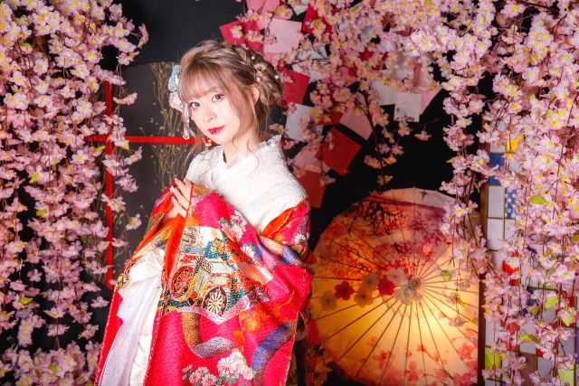 京都「花魁体験studioあられ」　桜華プラン　花魁体験を楽しむ女性