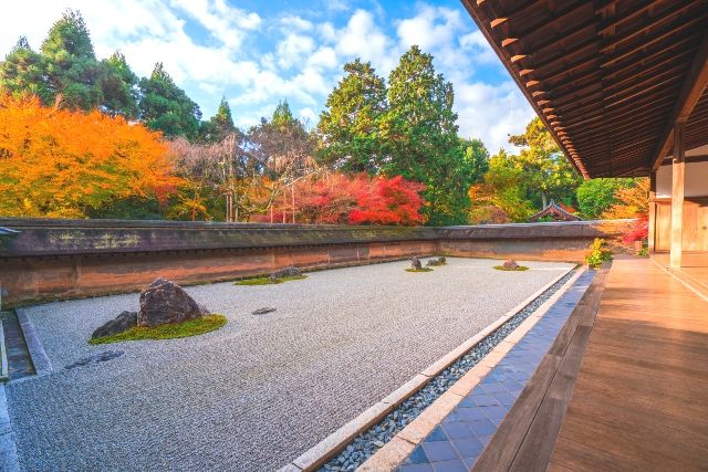 京都・秋の龍安寺、枯山水の石庭