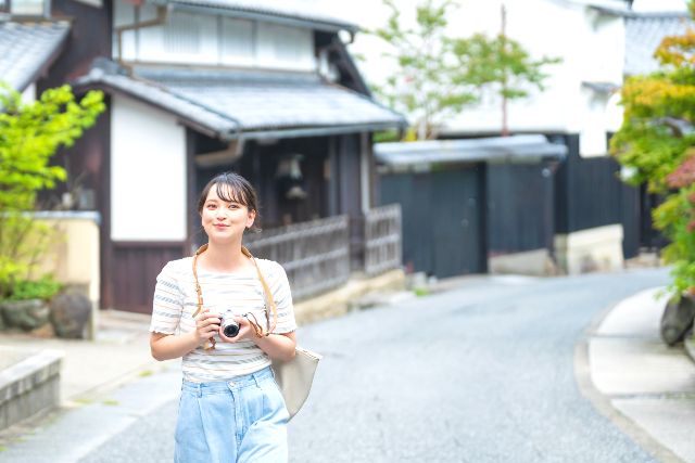 京都の街歩きを楽しむ女性