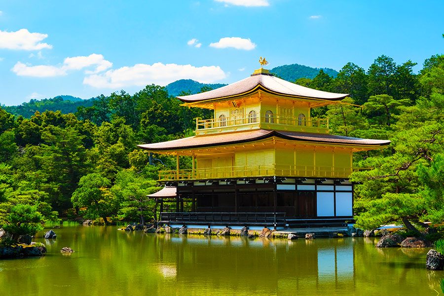 京都で人気の神社・寺　金閣寺　鹿苑寺　金箔に覆われた舎利殿