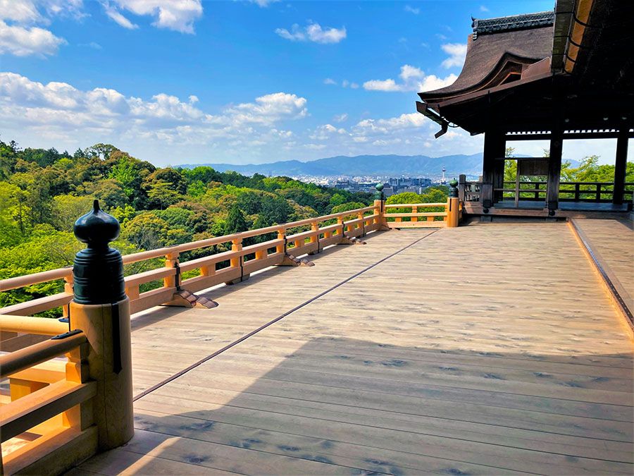 京都で人気の神社・寺　清水寺　清水の舞台　本堂　絶景　音羽山風景　京都市街