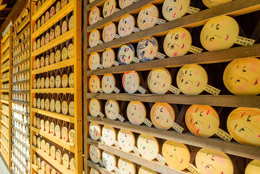 Popular shrines and temples in Kyoto Kawai Shrine Mirror ema Hand-mirror-shaped ema Draw a face on the ema using your own cosmetics to create a cute finish Original design Dedication