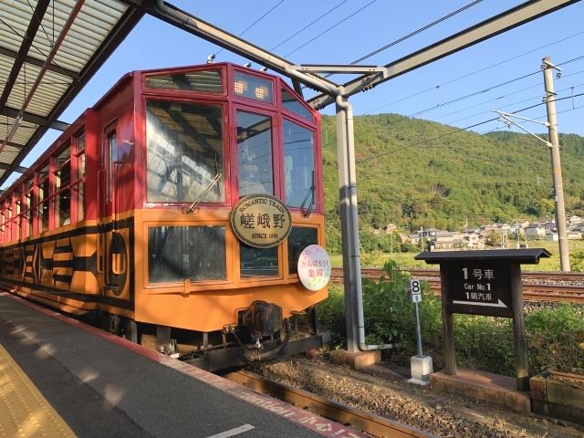 京都の嵯峨野トロッコ列車