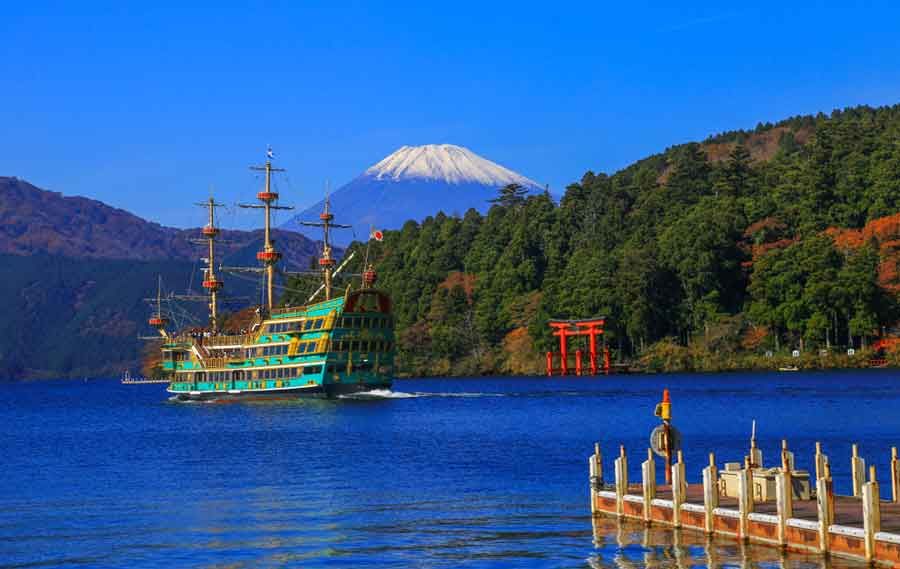 kanagawa hakone lake ashi mt fuji pirate ship pleasure boat hakone shrine torii