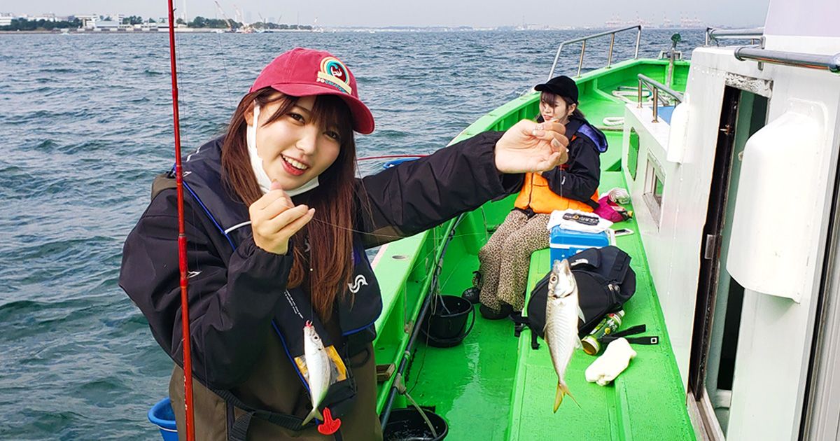 Horse mackerel fishing Kanagawa Half-day boat & cheap experience tour for beginners Fishing boat Shinmaru Yokohama Woman catching horse mackerel