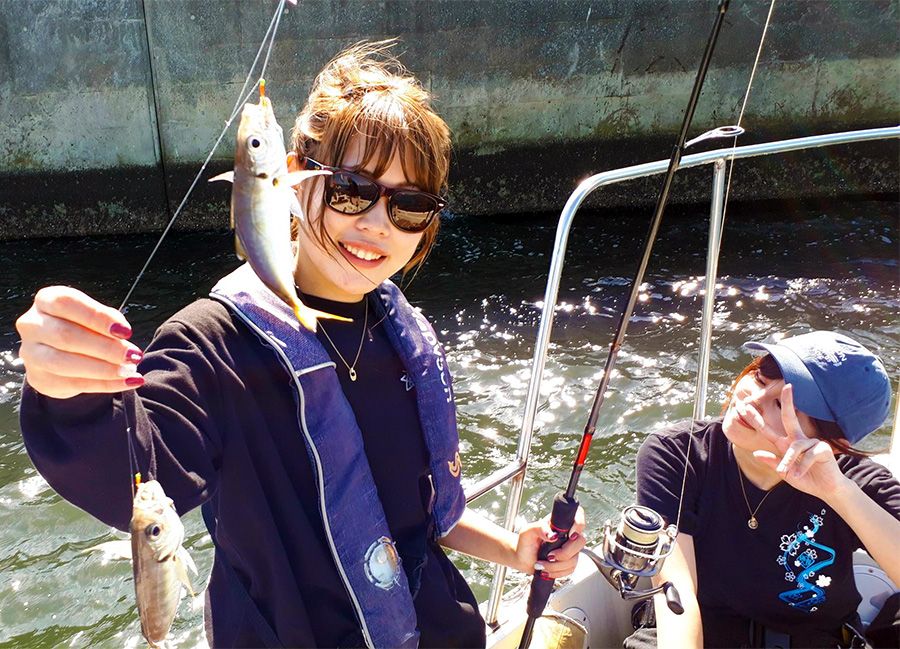 东京湾竹荚鱼钓鱼便宜旅游推荐给初学者东京羽田共享便宜一个女人微笑着她钓到的竹荚鱼有趣的钓鱼