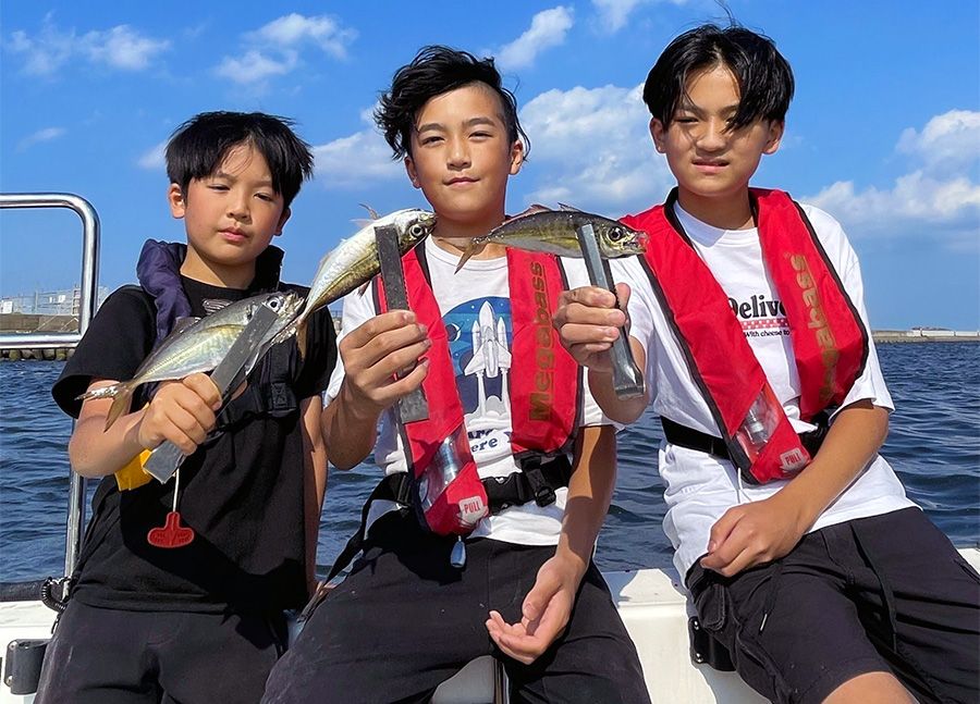 Tokyo Bay Horse Mackerel Fishing Cheap tour recommended for beginners Recommended for families Tokyo Asakusa Kachidoki Fully chartered boat Chartered Empty-handed Children smiling at the horse mackerel they caught Bay Works Tokyo Fishing