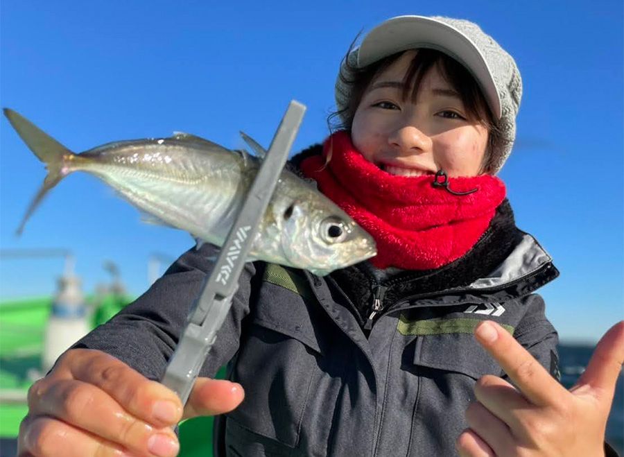 Tokyo Bay Horse Mackerel Fishing: Affordable tours recommended for beginners Kanagawa Kanazawa-Hakkei Smiling woman catching horse mackerel Fishing boat Shinmaru