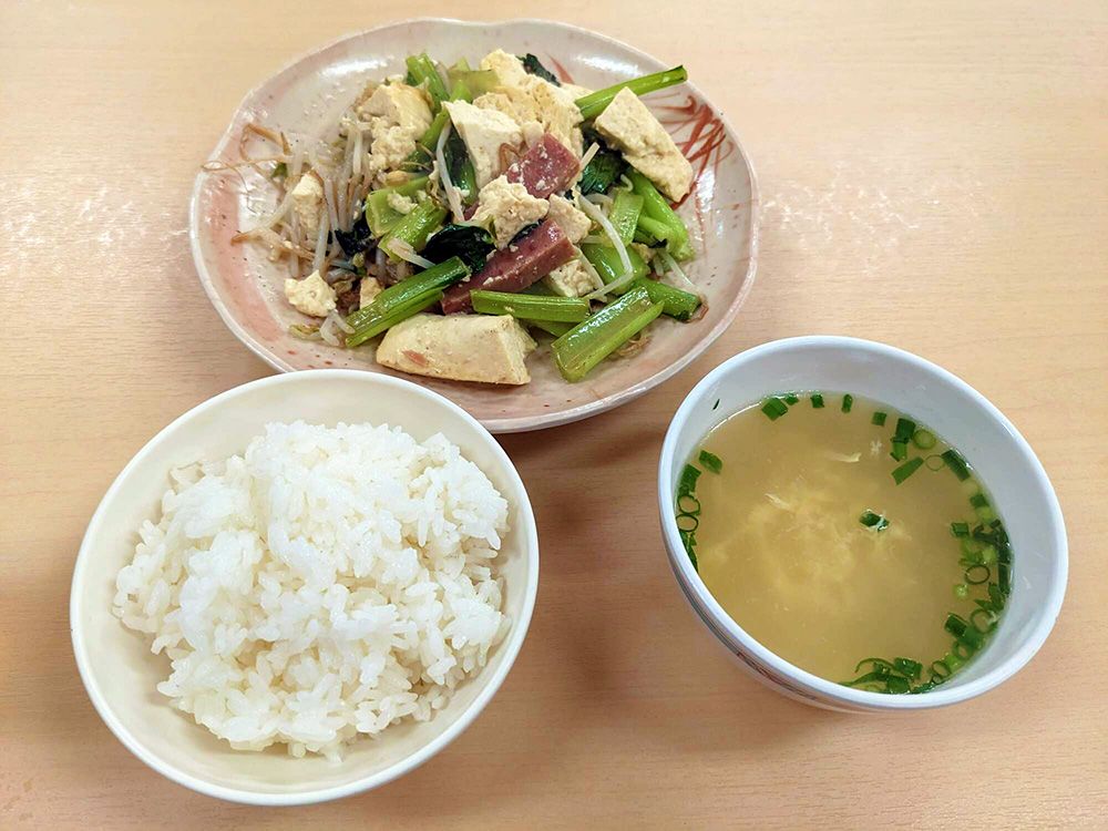 市場で食べる｜朝ごはん・ランチはできる？　チャンプルー定食
