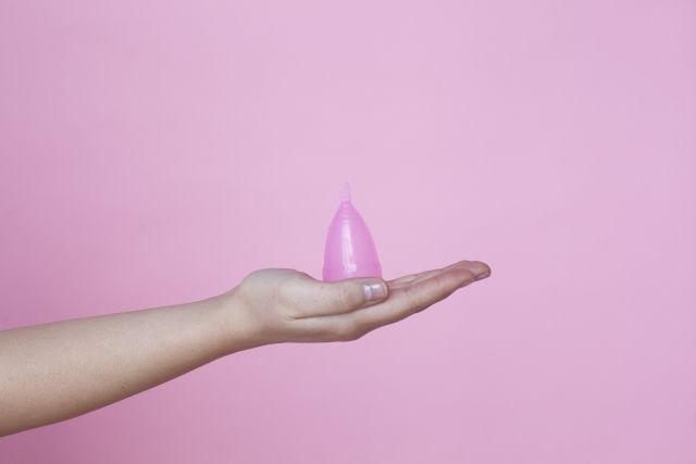 月経カップを持つ女性の手