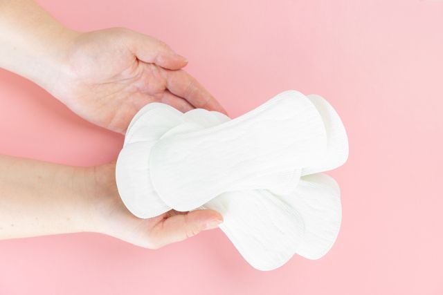 手のひらに生理用ナプキンを乗せる