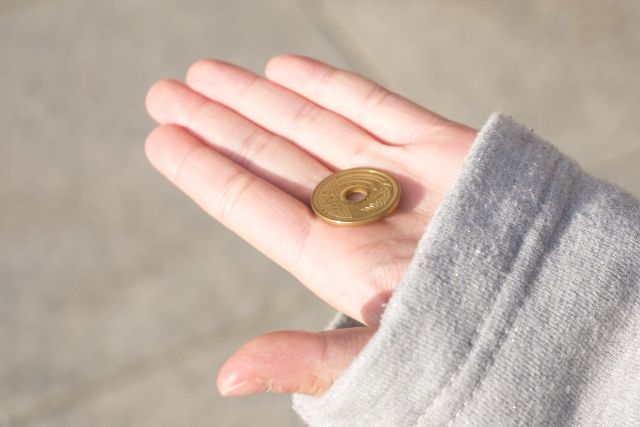 Image of offering money for New Year's visit